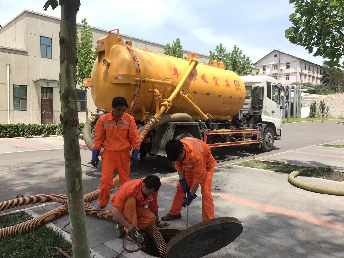 衡山管道疏通车停在窨井附近